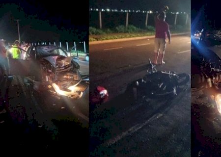 Ultrapassagem acaba com morte de motociclista em batida com carro