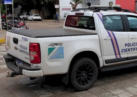 Homem é morto a facadas; suspeito foge e polícia faz buscas