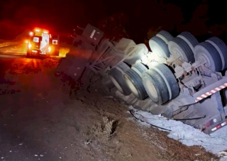 Carreta tomba ao desviar de buracos na MS-480, em Anaurilândia