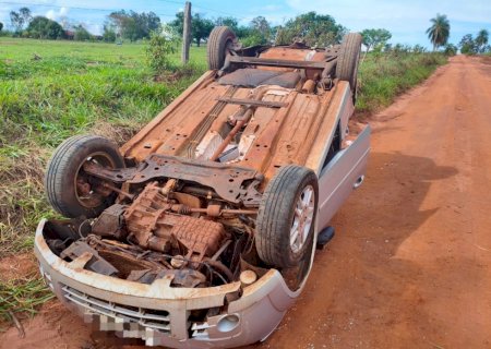Angélica - Motorista capota veículo ao tentar desviar de animal na pista na MS-141 sentido Ponte do Rio Ivinhema