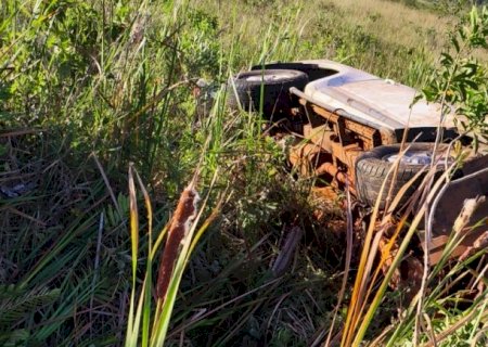 Caminhonete capota e deixa médico veterinário ferido na BR-376 em Nova Andradina
