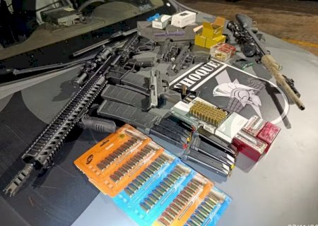 Homem bêbado entra em bar, faz disparos e é preso com arsenal