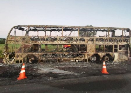 Ônibus que levava 53 pessoas fica completamente destruído após pegar fogo em rodovia de MS