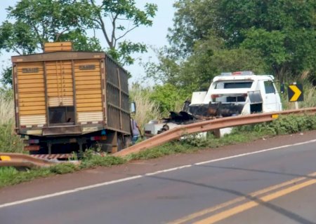 Acidente entre carro e caminhão deixa 2 feridos