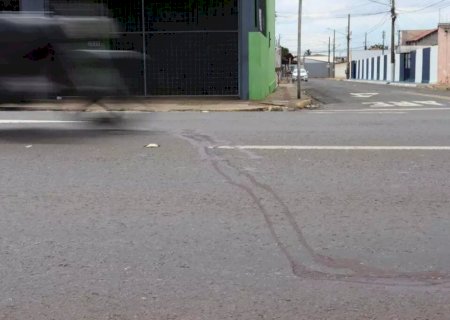 Motociclista morre ao atingir homem que atravessava fora da faixa