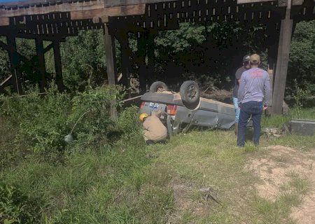 Três pessoas ficam feridas após carro cair de ponte em área rural
