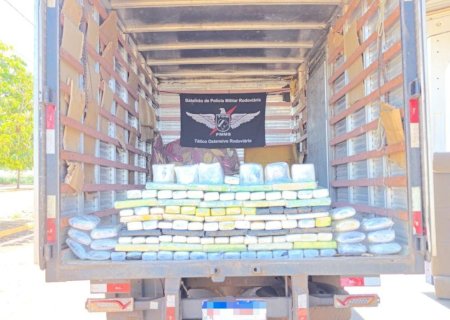 PMR apreende mais de 100 kg de drogas em mudança transportada por caminhão frete