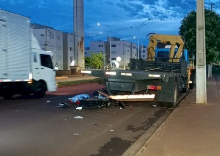 Motociclista de 25 anos morre após colidir na traseira de caminhão