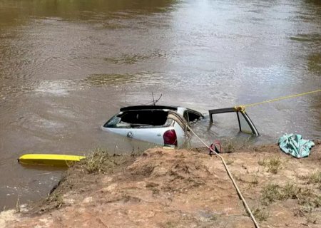 Comerciante morre afogado após carro cair no Rio Miranda
