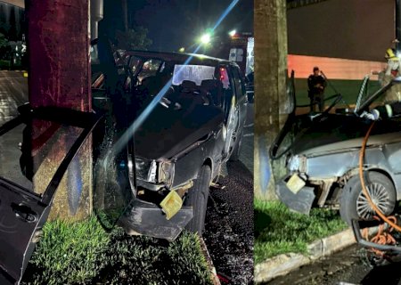 Carro com mulher e duas crianças colide em poste