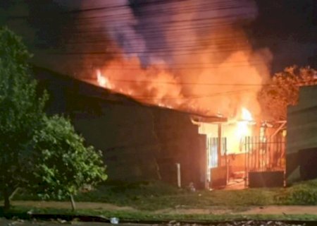 Marido ateia fogo em casa com mulher e filhas após vítima pedir a separação