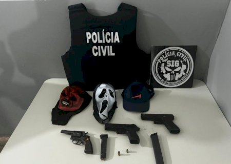 Carro usado em execução de homem é encontrado queimado em área rural; Polícia Civil prende um dos autores do crime