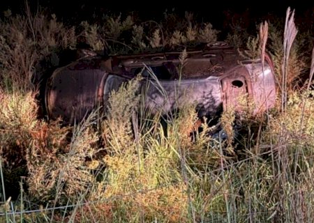Motorista morre ao ser arremessado de carro durante capotamento