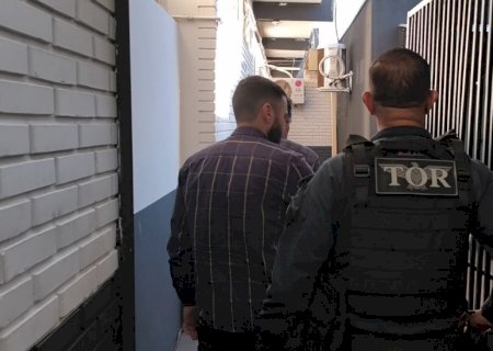 Policiais prendem homem que contratou serviço de frete para transportar mudança com entorpecentes escondidos, em Dourados