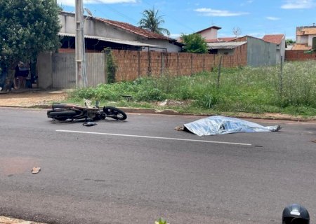 Motociclista de 43 anos morre ao colidir contra carreta tritrem estacionada