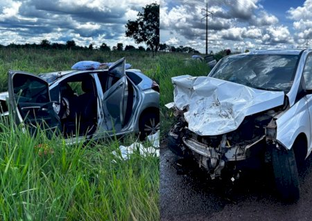 Batida entre dois carros na BR-262 mata duas pessoas da mesma família