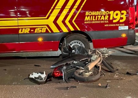 Condutora de Honda Biz fica ferida em acidente no centro de Nova Andradina