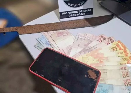 Após matar pedreiro e incendiar casa, adolescente capota veículo com dinheiro