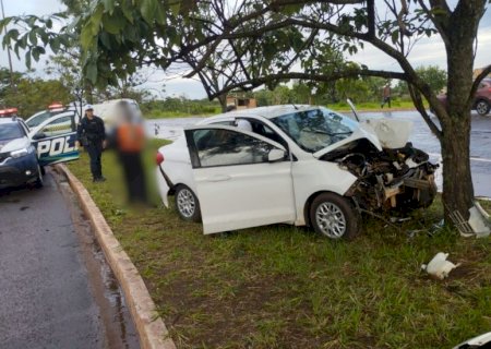 Comerciante sem cinto de segurança morre ao bater carro em árvore