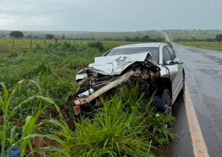 Criança fica em estado grave após acidente entre carro e carreta na MS-040