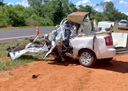 Motorista de ambulância morre em colisão frontal com caminhão de boi  na MS-112