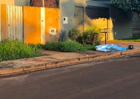 Homem é assassinado a tiros; autor estava em uma moto