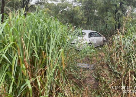 Nova Andradina -Após saída de pista três pessoas sofrem ferimentos leves na BR-267