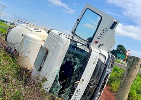 Caminhão tomba na MS-316, no trevo de acesso a Paraíso das Águas