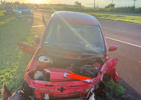 Colisão entre dois carros BR - 163 deixa condutor ferido