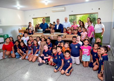 Prefeito Juliano Ferro e secretário de educação realizam entrega de notebooks em escolas