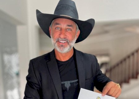 Prefeito Juliano Ferro assina ordem de serviços para reforma do Feirão Municipal