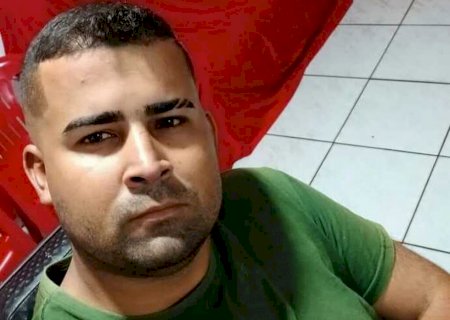 Homem com capacete invade residência, escala o muro e executa jovem a tiros