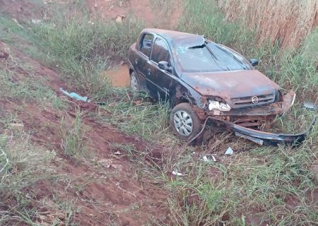 Angélica: Motorista perde o controle, capota e vai parar dentro de caixa de contenção