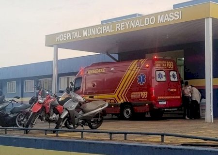 Ivinhema - Colisão entre carro e moto deixa motociclista ferido na Avenida Brasil