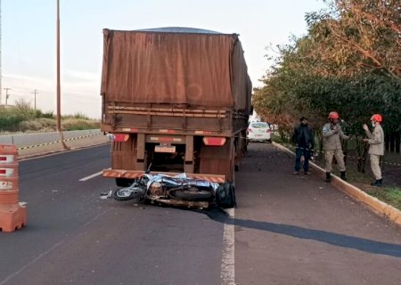 Motociclista não resiste e morre em colisão traseira com carreta na MS-156