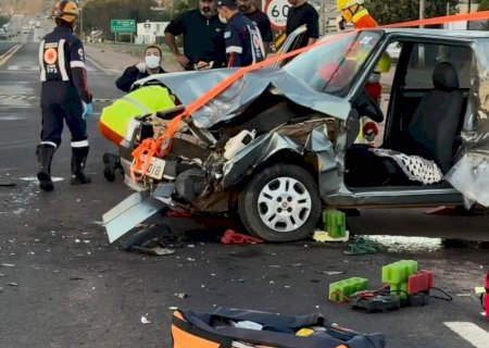 Motorista fica preso às ferragens após grave acidente entre carro e carreta na BR-163