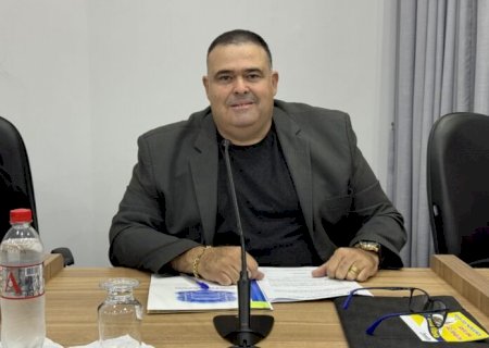 Professor Erlon solicita instalação de iluminação pública na quadra esportiva ao lado do CRAS do bairro Triguenã