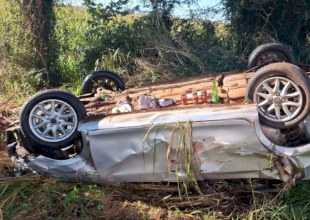Motorista capota veículo após perder o controle da direção na BR-163