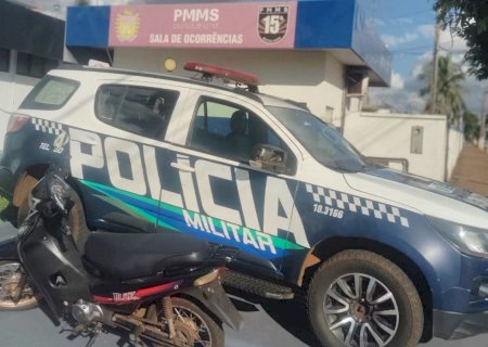 Polícia Militar prende casal por tráfico de drogas e recupera motocicleta roubada