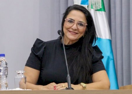 Lucimar Viana solicita pintura da rampa de acesso para PCD em frente a APAE e requer informações e documentos referentes à procedimentos licitatórios e contratação de serviços de dedetização