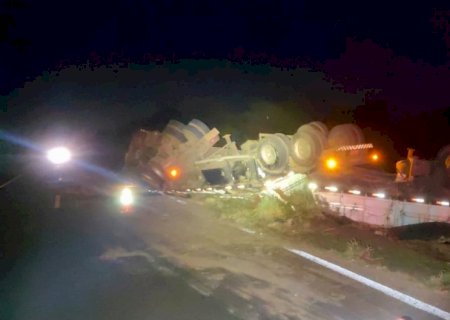 Carreta carregada com soja tomba perto do trevo da MS-480, em Batayporã