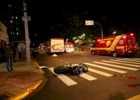 Acidente entre motocicleta e ônibus mata adolescente de 17 anos